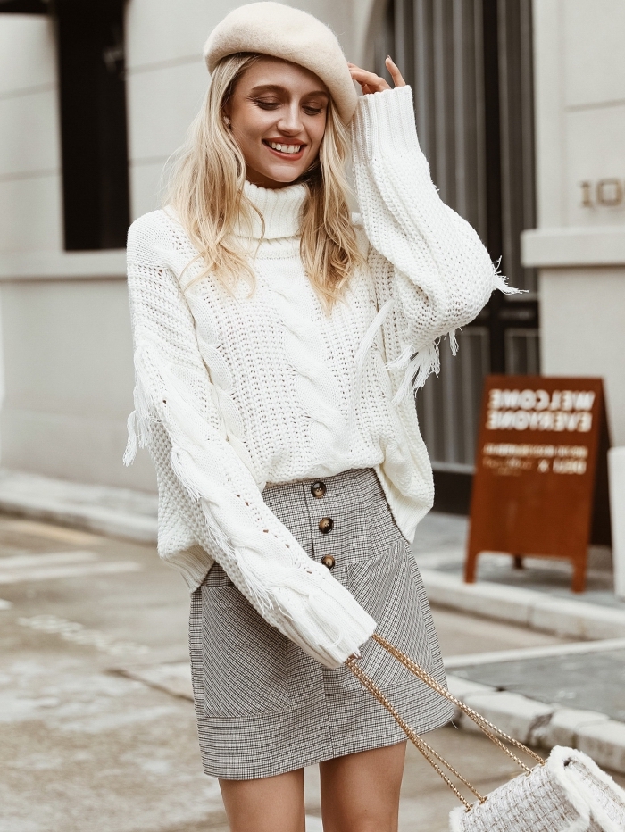 vision chic et stylée pour l'hiver en pull-over à col roulé blanc à design torsadé combiné avec jupe courte gris clair