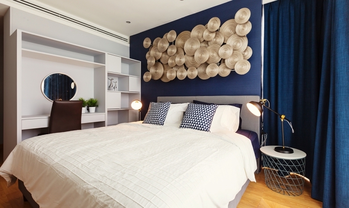 idée comment disposer 2 couleurs dans une chambre, design chambre moderne aux murs blancs avec pan de mur en bleu minuit