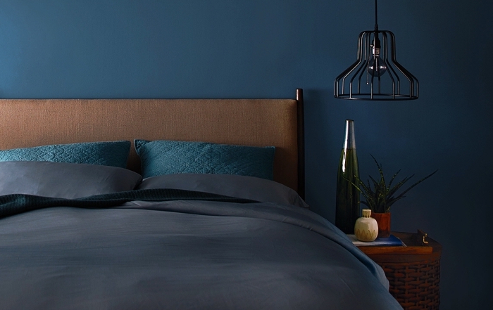 choix de peinture chambre adulte tendance 2019, décoration chambre masculine aux murs bleus avec accents marron