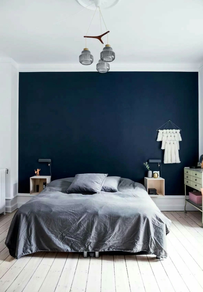 exemple comment peindre une chambre en deux couleurs contrastantes, exemple de chambre moderne avec mur bleu nuit