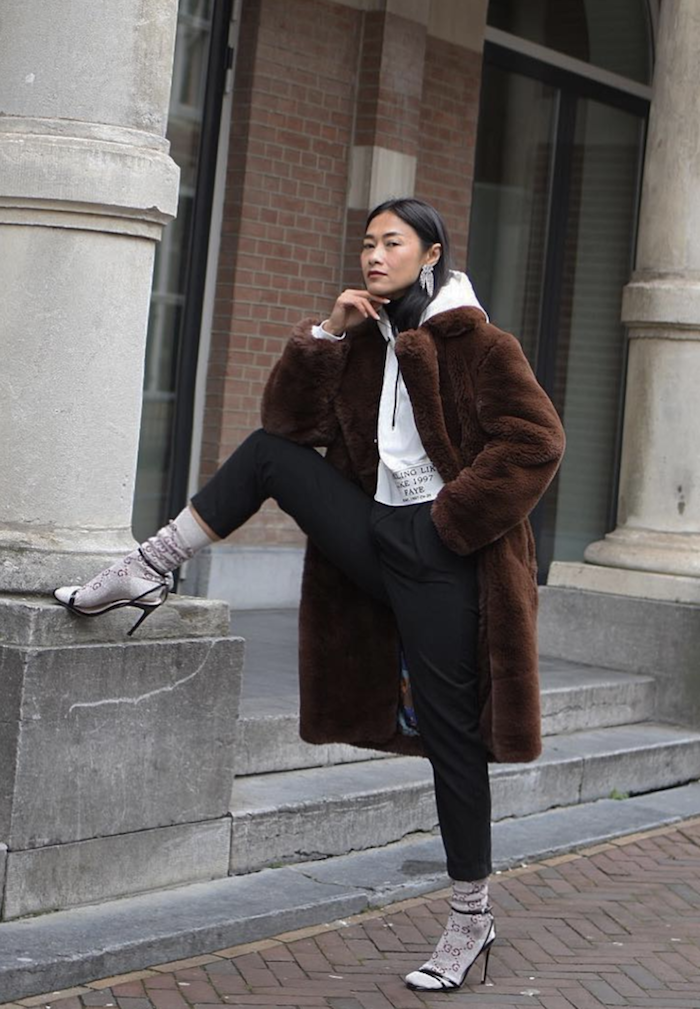 Sandales et chaussettes tenue d'hiver, vetement americain street style new york, vetement sport femme 