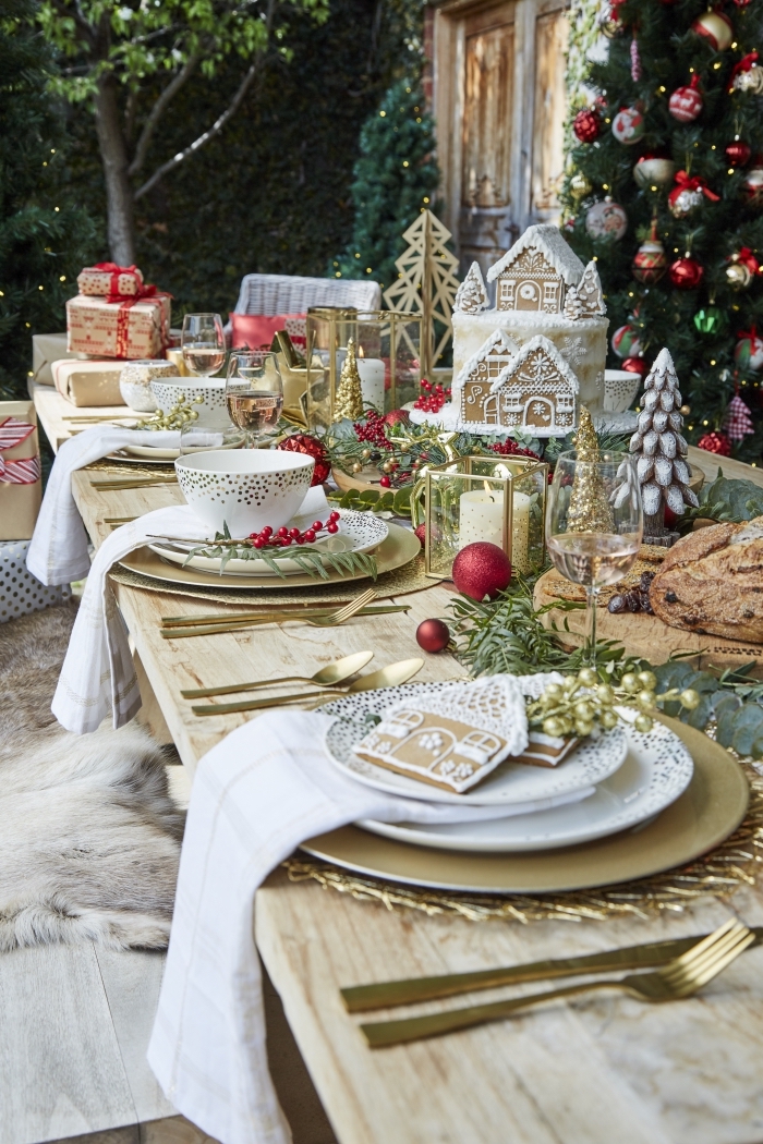 idée de decoration de table de noel a faire soi meme, table Noël décorée avec maison en pain d'épice et sapin doré
