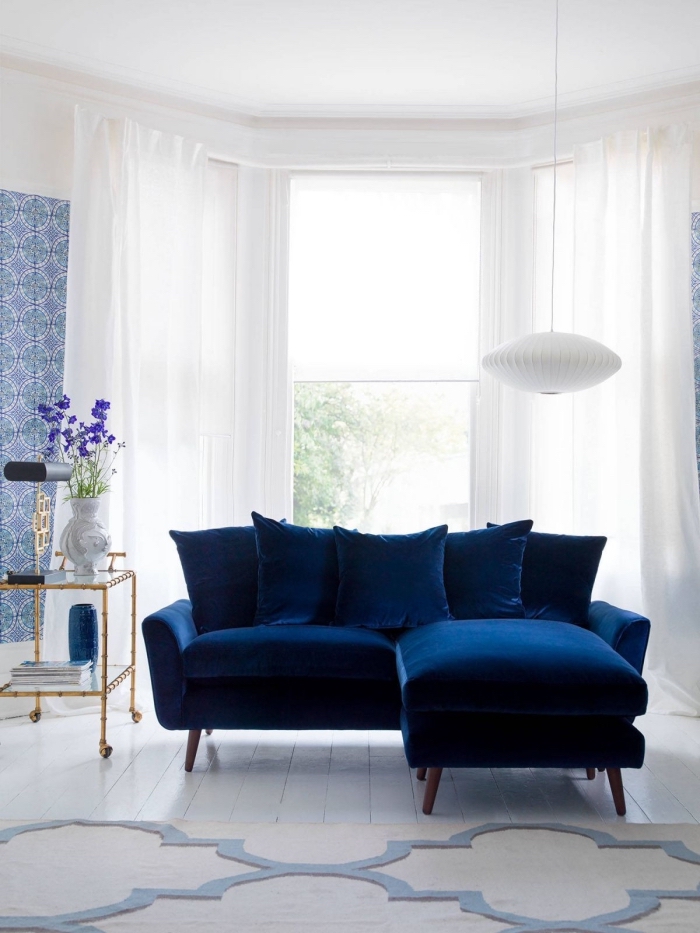 idée couleur chambre adulte, décoration pièce blanche avec meubles et accessoires en nuances de bleu foncées