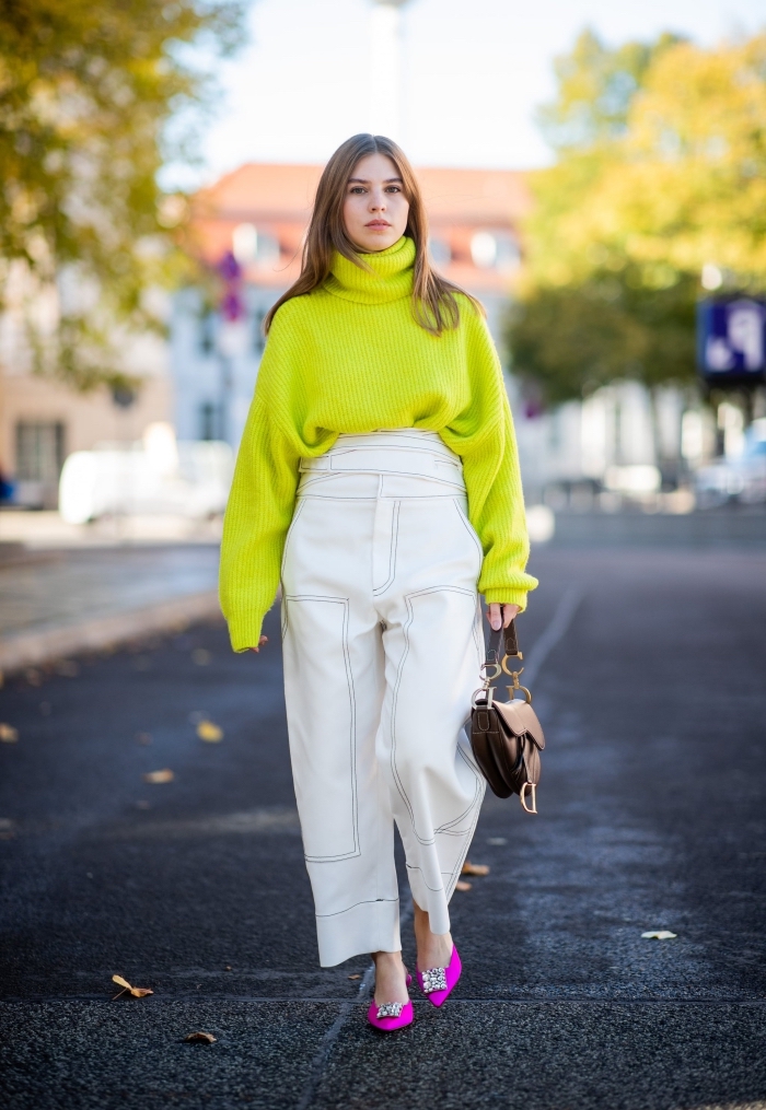 comment porter la couleur verte en hiver, tenue femme élégante en pull stylé oversize de nuance vert combiné avec pantalon loose blanc