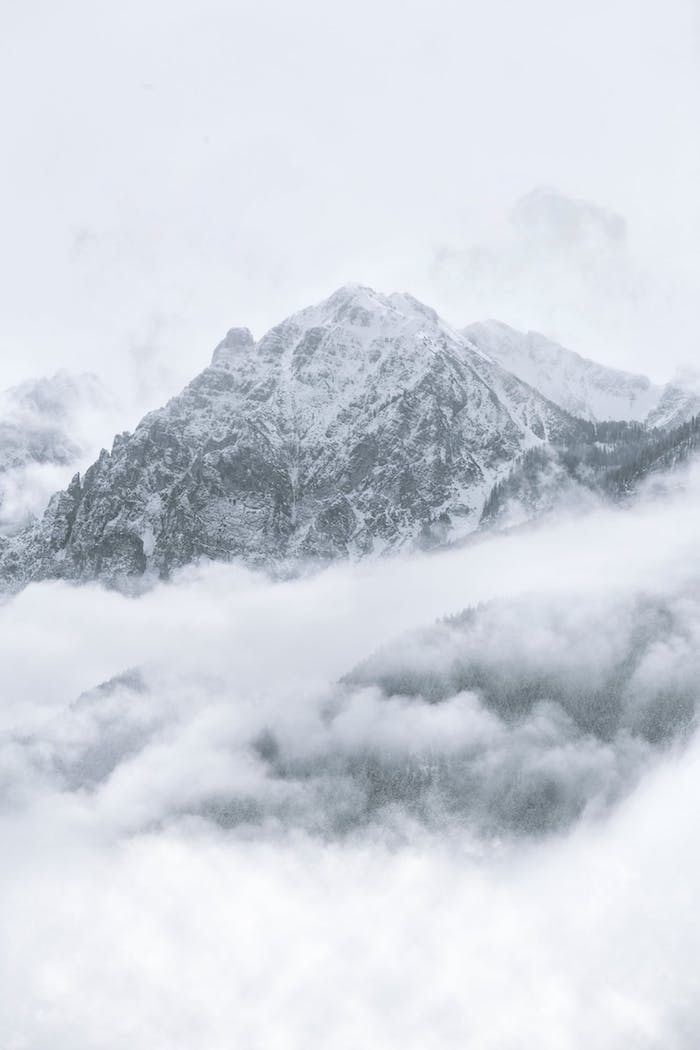 Photo de la montagne enneigé en noir et blanc image monochrome, dessin noir et blanc graphique