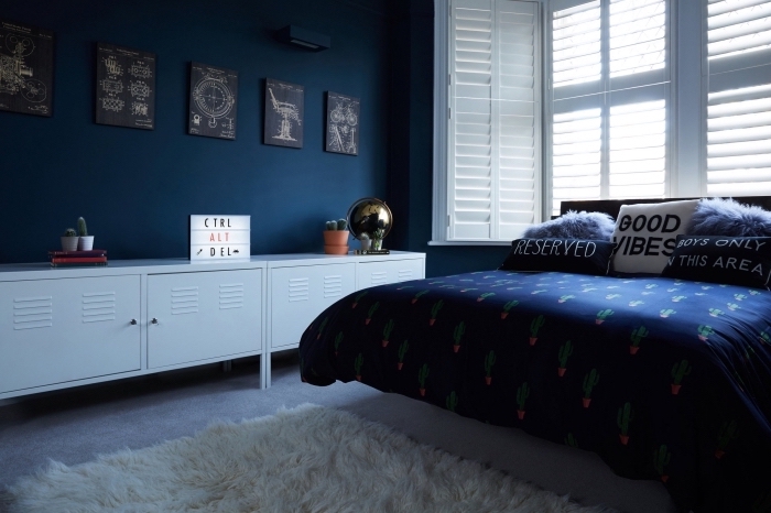 deco chambre bleu et blanc, aménagement pièce d'enfant aux murs bleu marine avec meubles et accessoires en blanc et bleu