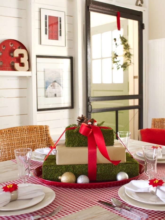 decoration de table de noel a faire soi meme avec boîtes cadeaux décorées en papier effet mousse et ruban rouge