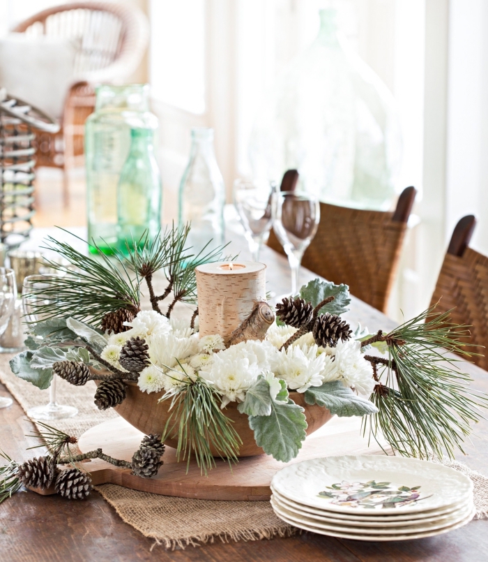 décoration de table idées faciles pour Noël 2019, DIY composition florale avec fleurs blanches et branches de sapin
