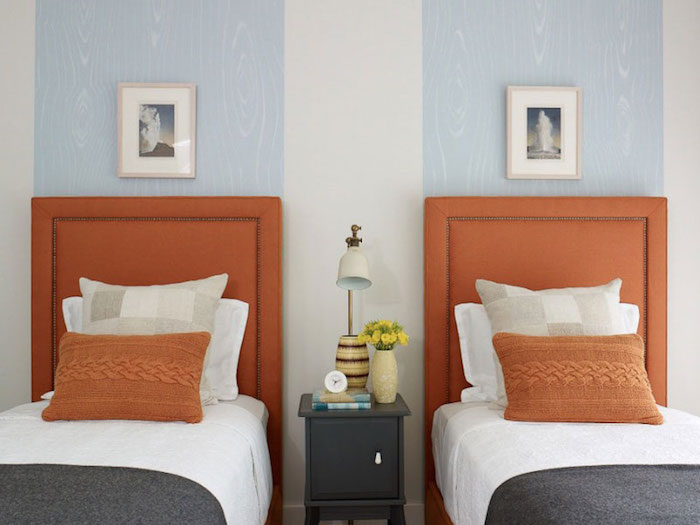 Deux lits dans une chambre double orange tete de lit, comment disposer 2 couleurs dans une chambre, peinture chambre adulte