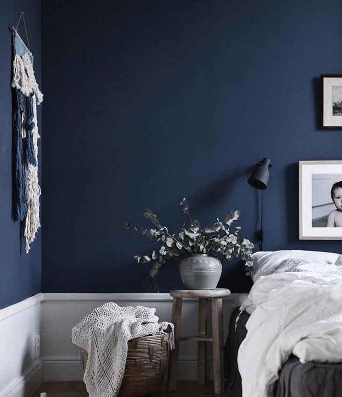 idée de couleur chambre adulte moderne, décoration pièce minimaliste aux murs bleu marine avec objets en blanc et gris