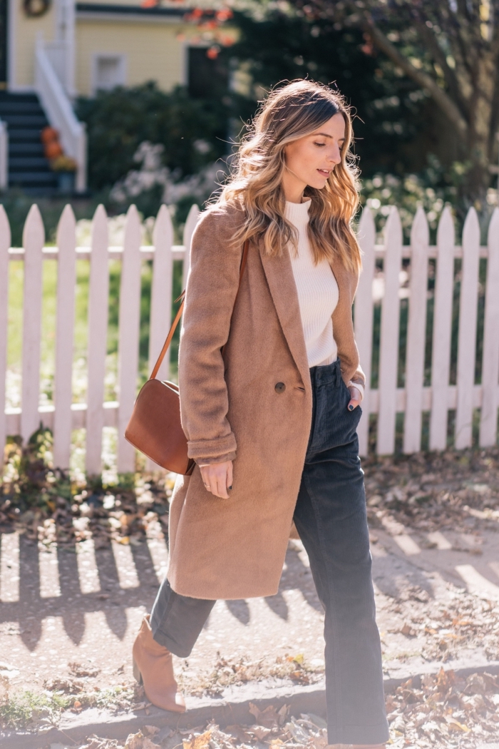 modèle de manteau long couleur marron tendance 2019, idée look chic en pantalon foncé et pull stylé blanc