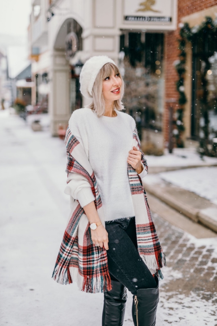 idée comment bien s'habiller en hiver femme, look casual chic en pull cachemire femme et paire de jeans foncés