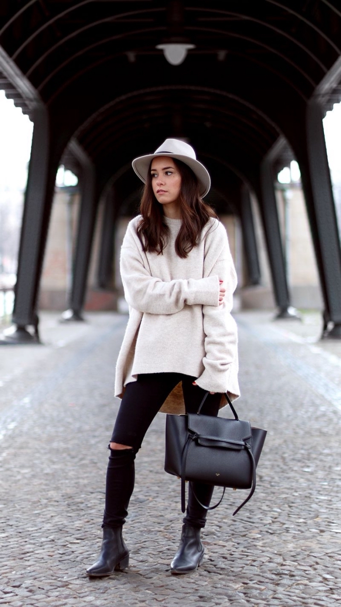 tenue casual chic en pull long femme de couleur blanche combiné avec pantalon troué noir et capeline blanche