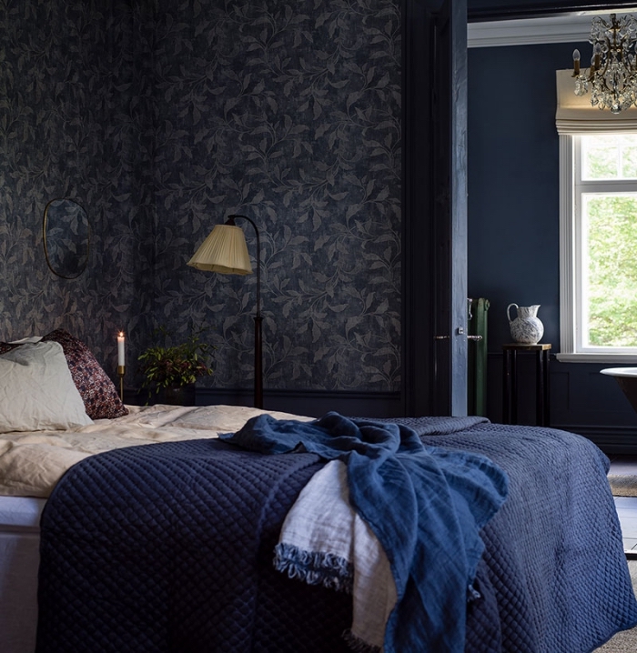 design intérieur tendance couleur bleu marine, aménagement chambre adulte aux murs foncés avec accents en bleu nuit