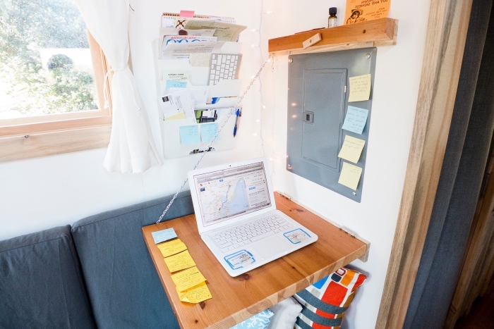 comment aménager un coin de travail à domicile dans un espace limité avec un bureau diy à design suspendu