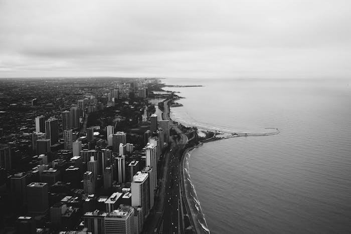 Paysage noir et blanc le cote d'une grande ville américaine, photo esthétique sombre harmonie urbaine