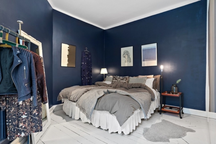 exemple comment décorer une chambre cosy aux murs bleu minuit avec plafond et sol blancs, déco lit cocooning avec plaids et coussins décoratifs