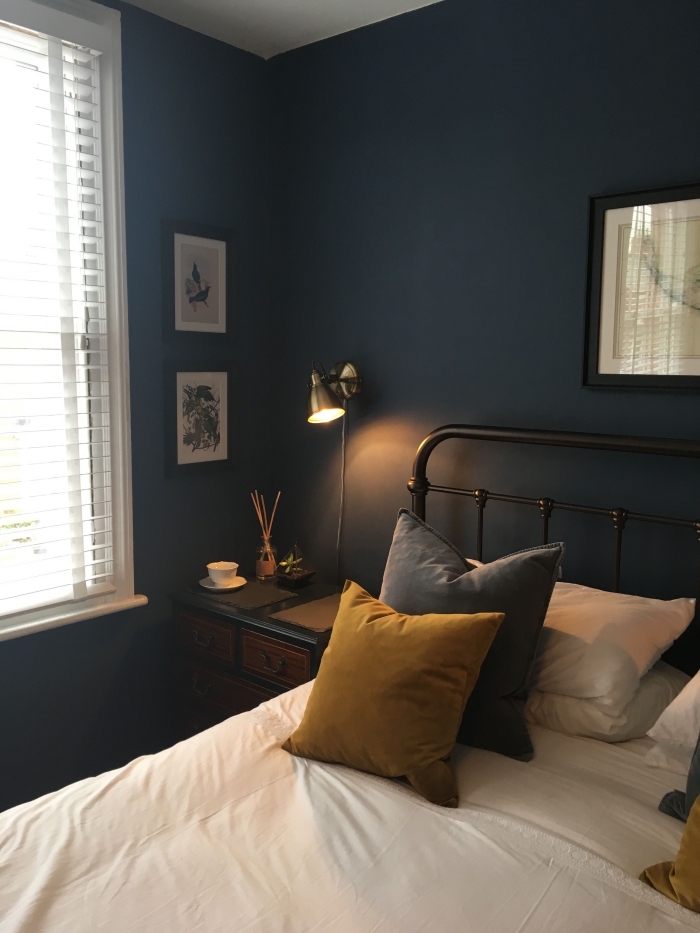 deco chambre bleu foncé avec accents en blanc, idée quelle couleur associer avec le bleu nuit dans une pièce cozy