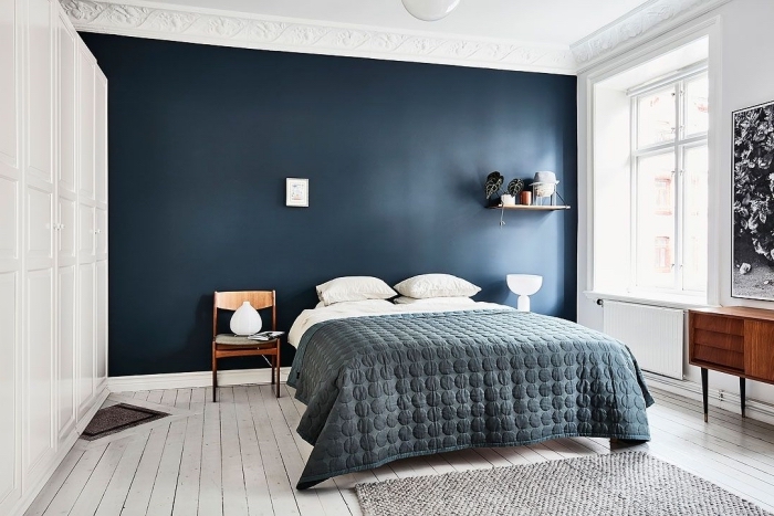 idée comment peindre une chambre en deux couleurs contrastantes blanc et bleu foncé, déco chambre blanche avec pan de mur bleu minuit