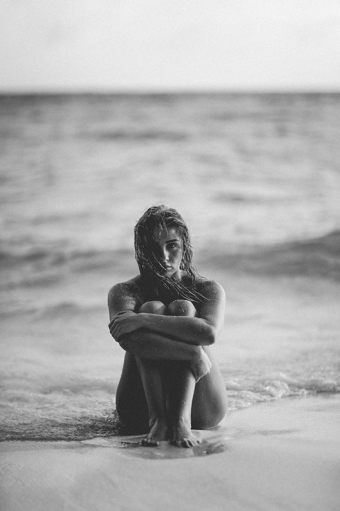 Femme à la plage au bord de la mer, fond ecran paysage noir et blanc, idée desktop photo
