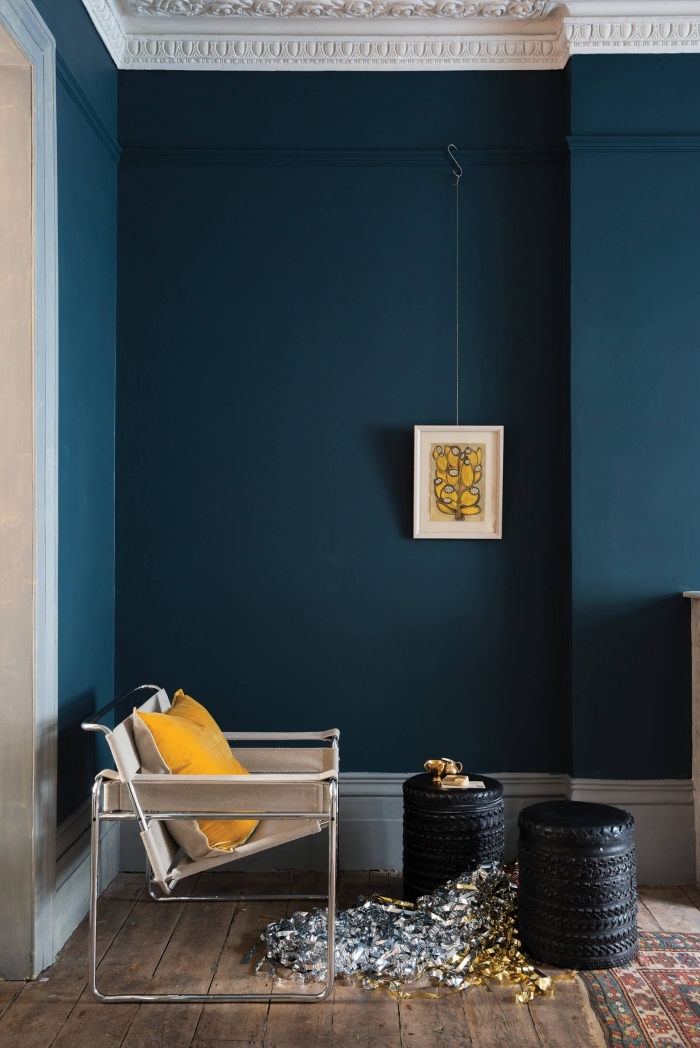 couleur de peinture pour chambre moderne, décoration pièce aux murs bleu foncé avec plancher bois et accents jaunes
