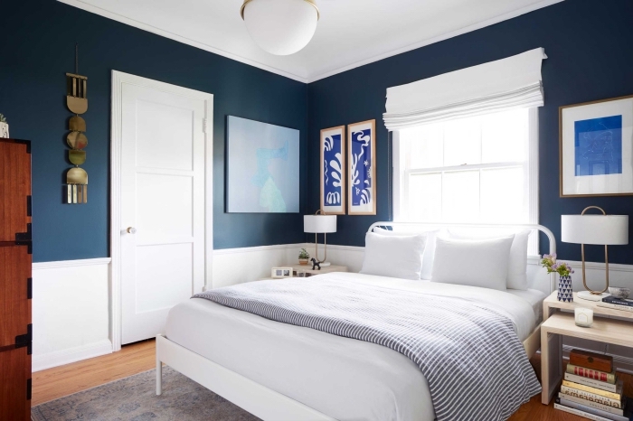 comment disposer 2 couleurs dans une chambre, design pièce à coucher aux murs bleu marine et blanc avec accents bois
