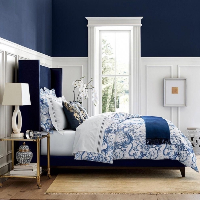 peinture chambre adulte 2 couleurs, exemple comment décorer une pièce en bleu nuit et blanc avec accents bois