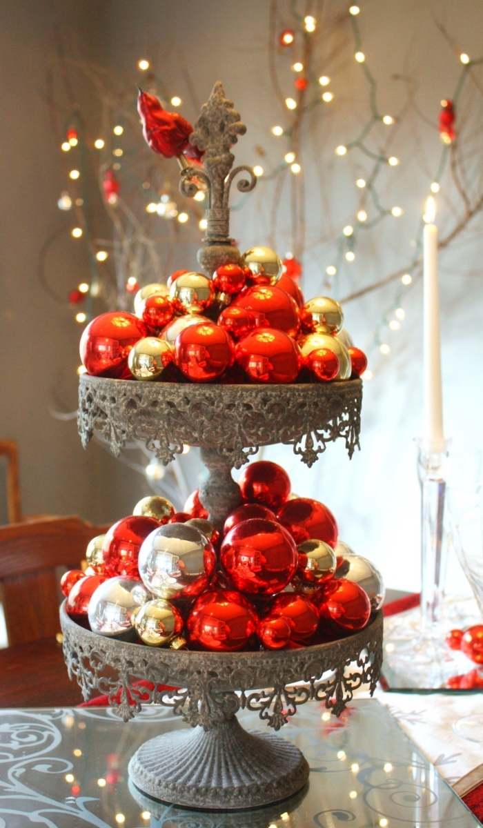 decoration de table de noel a faire soi meme avec ornements de sapin, plateau dessert décoré avec boules rouges et or