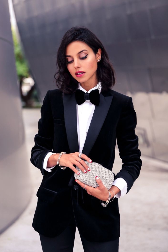modèle d'ensemble tailleur pantalon femme de couleur noire, idée tenue formelle en blanc et noir avec bijoux en argent