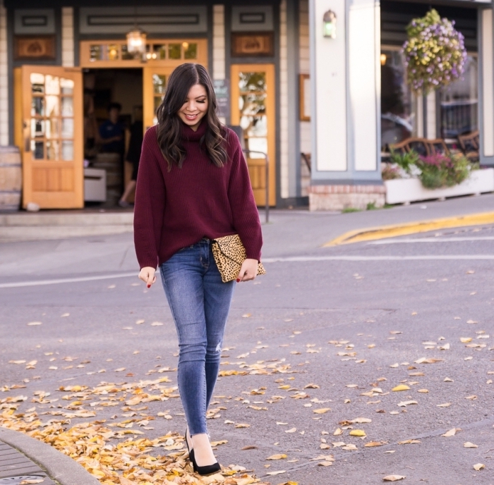 couleurs de vêtements automne hiver 2019 2020, modèle de pull col roulé femme en couleur lie de vin avec jeans