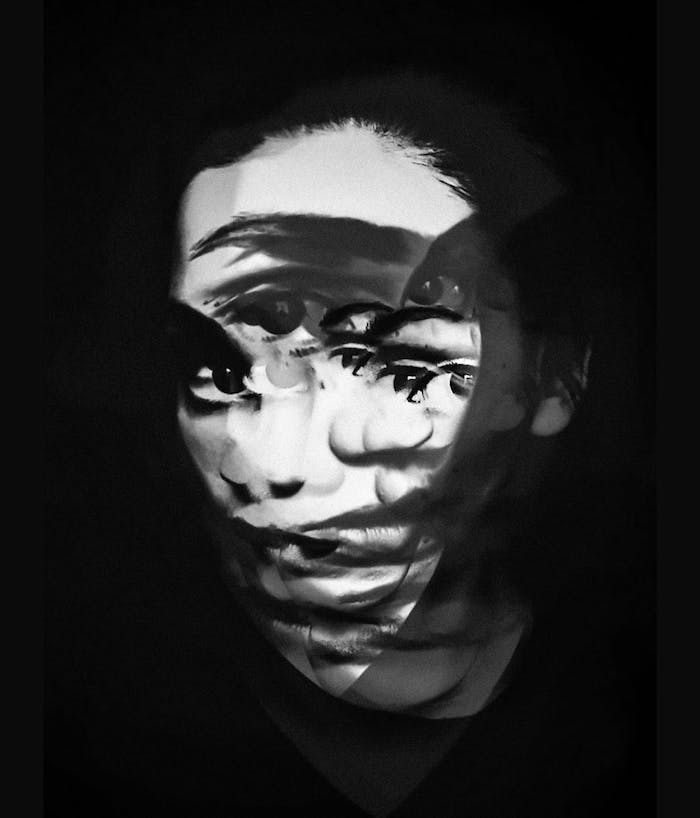 Portrait de femme en mouvement, idée fond sombre, photographie artistique noir et blanc, fond ecran nike