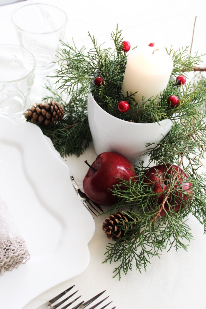 centre de table facile pour la fête de Noël avec branches de sapin et pommes rouges, idée déco Noël petit budget