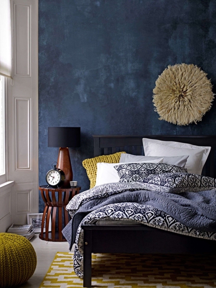 quelle peinture chambre adulte pour un décor moderne, exemple de chambre aux murs bleu nuit aménagée avec meubles foncés