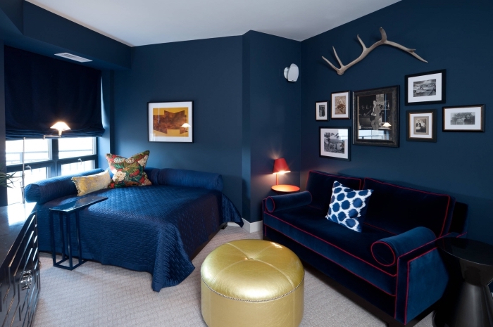 deco peinture chambre bleu foncé avec plafond et sol blancs, aménagement pièce bleue avec meubles en bleu minuit