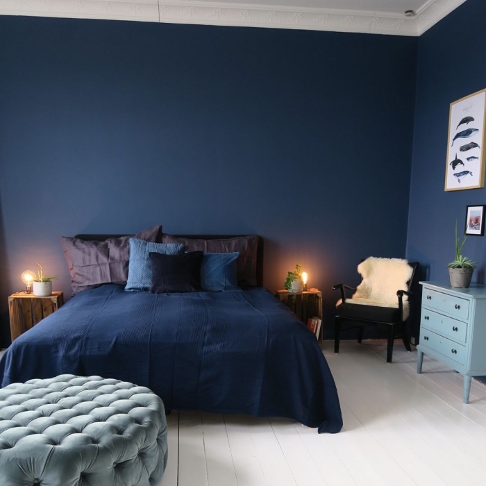couleur bleu marine dans la chambre à coucher moderne, tendances couleurs 2019 pour une chambre parentale