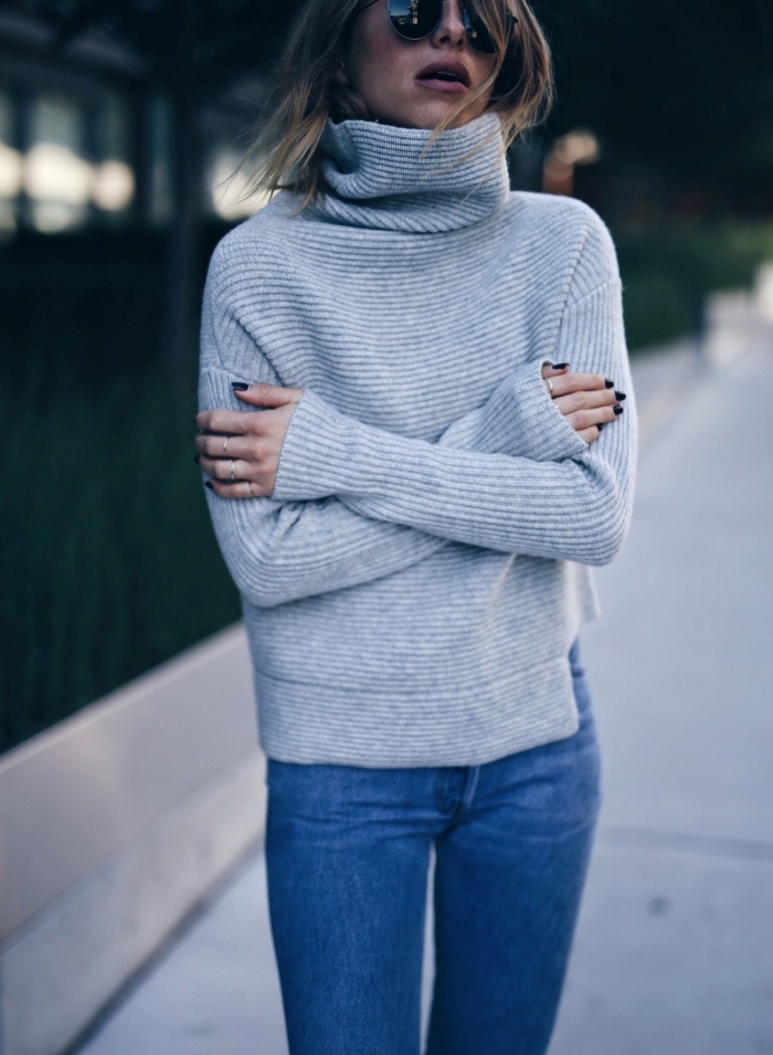 avec quoi assortir le gris dans une tenue casual chic femme d'hiver, idée sweat femme marque à col roulé et jeans fit