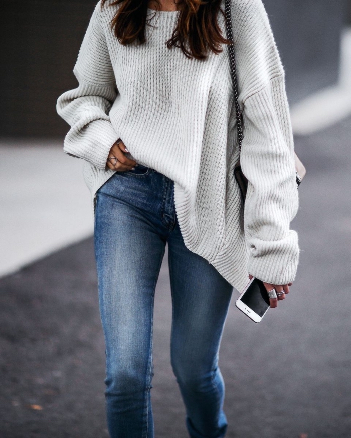 style casual en pull cachemire femme chic à design loose de couleur blanche combiné avec jeans fit et bijoux en argent