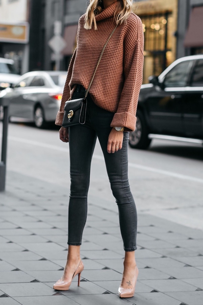 style vestimentaire femme élégante et chic en jeans fit 7/8 combinés avec pull col roulé femme de nuance marron