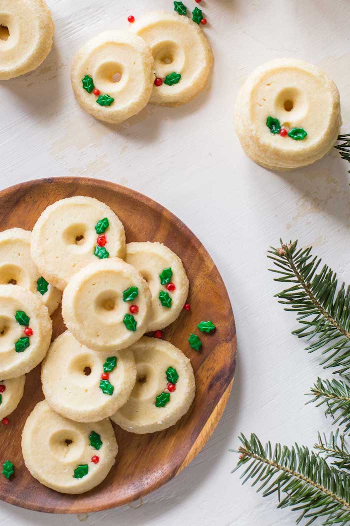 decoratiom motif houx sur biscuit de noel recette avec beurre, farine, vanille, lait ou comment faire de petits gateaux de noel