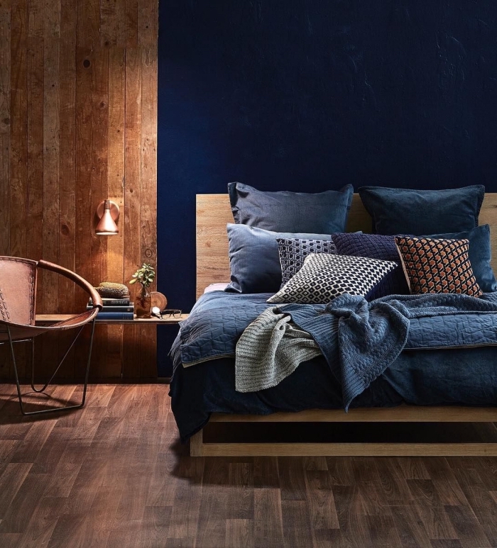 comment disposer 2 couleurs dans une chambre, design chambre moderne aux murs en bleu nuit et planches bois