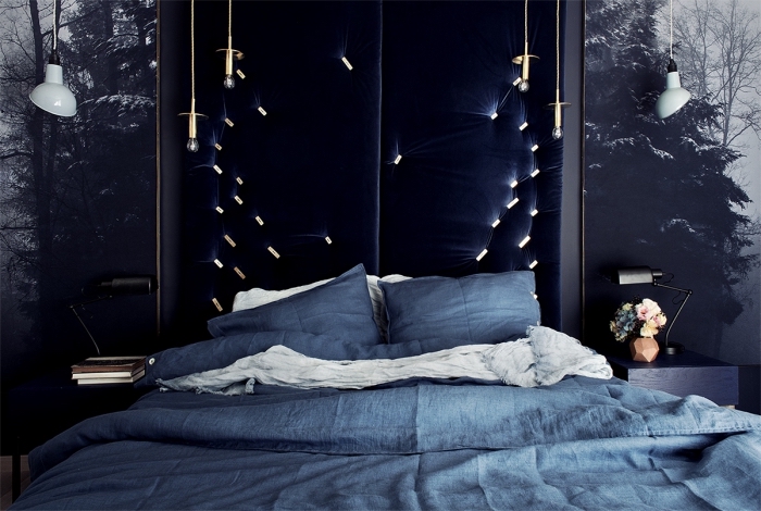quelle couleur mur chambre adulte 2019, aménagement chambre moderne aux murs habillés en papier peint paysage nocturne et tête tissu bleu nuit