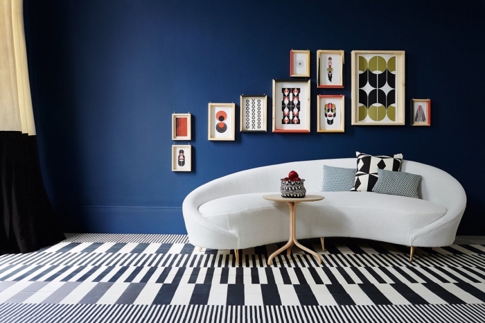 quelle couleur de peinture pour chambre moderne, design chambre tendance aux murs bleu minuit avec accents blancs