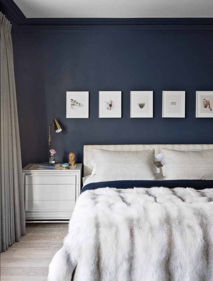 couleur bleu marine dans une pièce cocooning, décoration chambre à coucher aux murs bleus avec meubles blancs