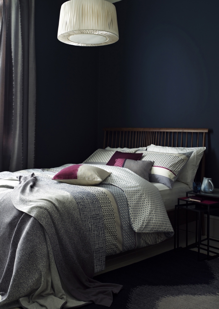 comment adopter la nuance de bleu dans la chambre à coucher moderne, design petite pièce aux murs sombres