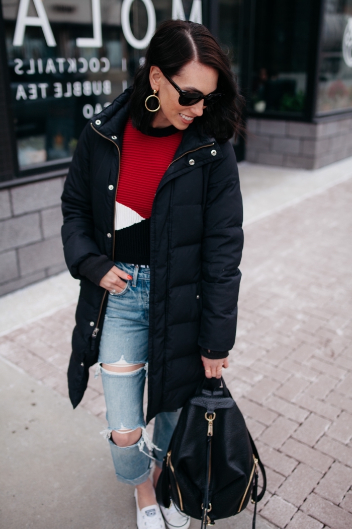 vision casual chic en pull hiver femme de couleurs blanc rouge et noir assorti avec une paire de jeans troués et baskets blanches