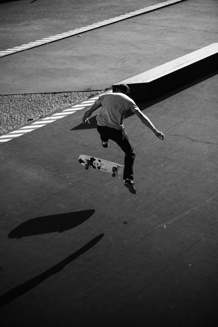 Skater dans l'air portrait noir et blan, image noir et blanc classique swag image pour fond d'écran