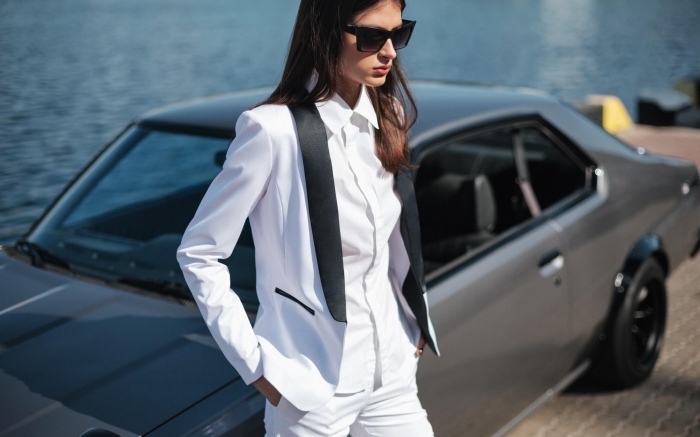 modèle de tailleur pantalon femme pour ceremonie, look femme classe et style en costume blanc avec bordure col noir