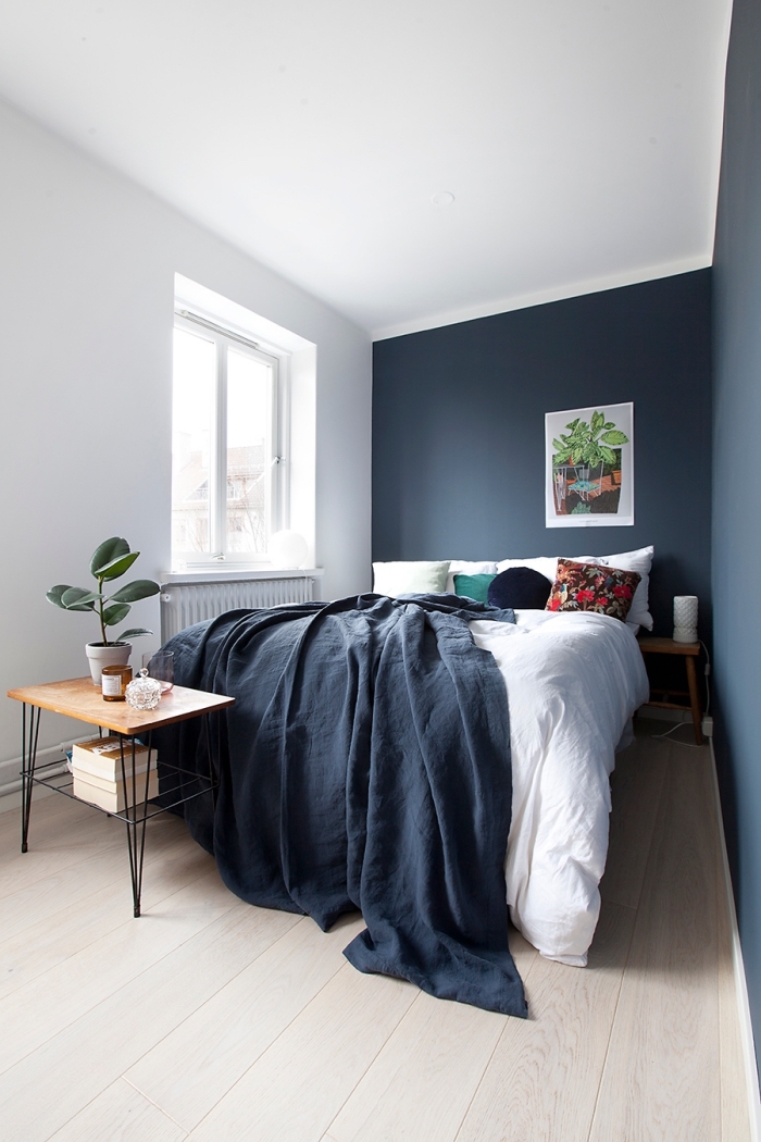 comment disposer 2 couleurs dans une chambre, déco petite chambre minimaliste aux murs bleu foncé avec accents bois