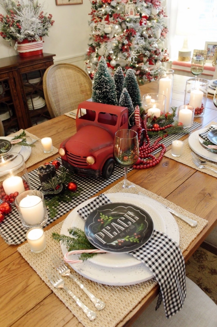 exemple de deco table de noel de style classique, diy centre de table avec figurines de véhicule et sapins de Noël