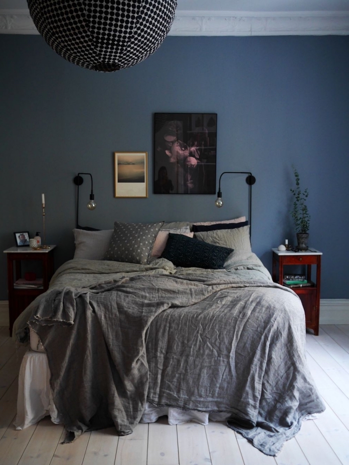 idée de couleur chambre parentale tendance 2019, design chambre à coucher bleu foncé avec accents en gris